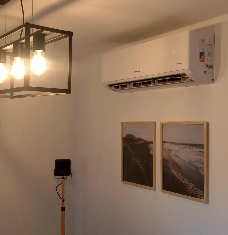 Split de pared Samsung instalado en un ambiente interior