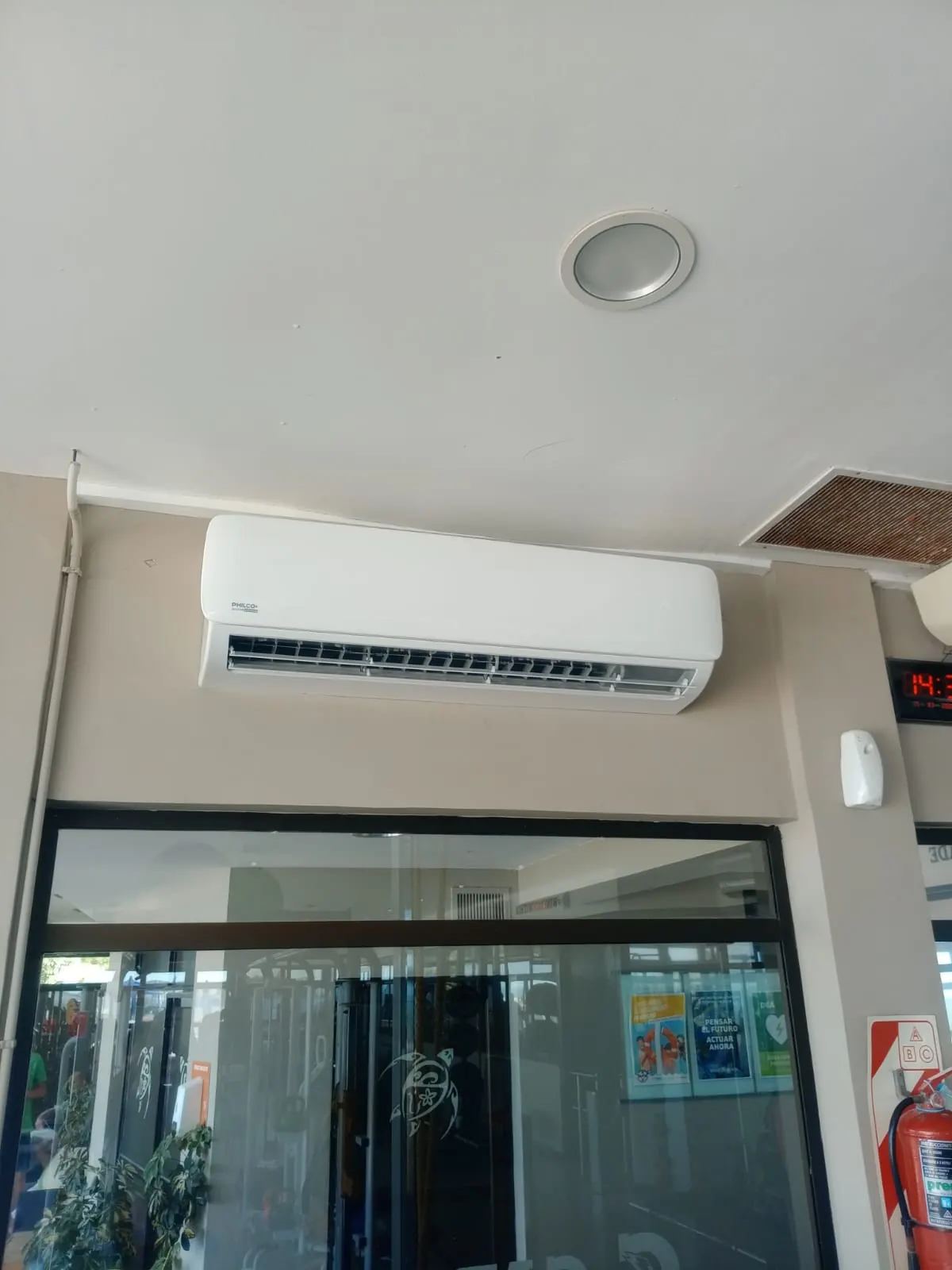 Split Philco inverter instalado sobre el ingreso de un gimnasio